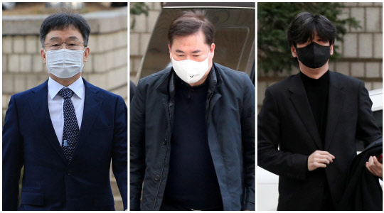 화천대유자산관리 대주주 김만배(왼쪽부터) 씨, 유동규 전 성남도시개발공사 본부장, 남욱 변호사가 25일 오전 서울 서초구 서울중앙지방법원에서 열린 대장동 개발 사업 로비·특혜 의혹 관련 1심 속행 공판에 출석하기 위해 법정으로 향하고 있다. [연합뉴스]